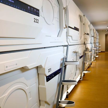 Whiz Capsule Hotel Thamrin Jakarta Exterior foto