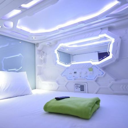 Whiz Capsule Hotel Thamrin Jakarta Exterior foto