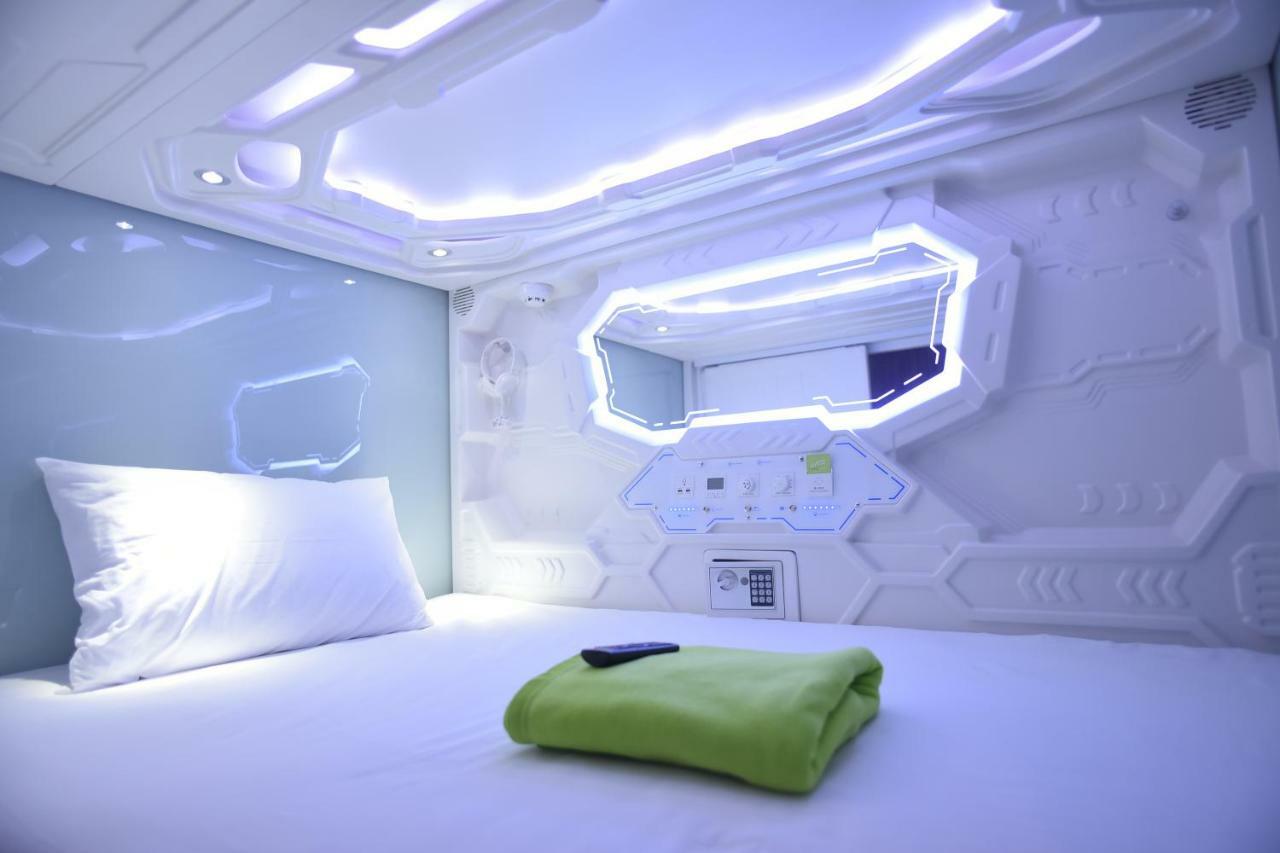 Whiz Capsule Hotel Thamrin Jakarta Exterior foto