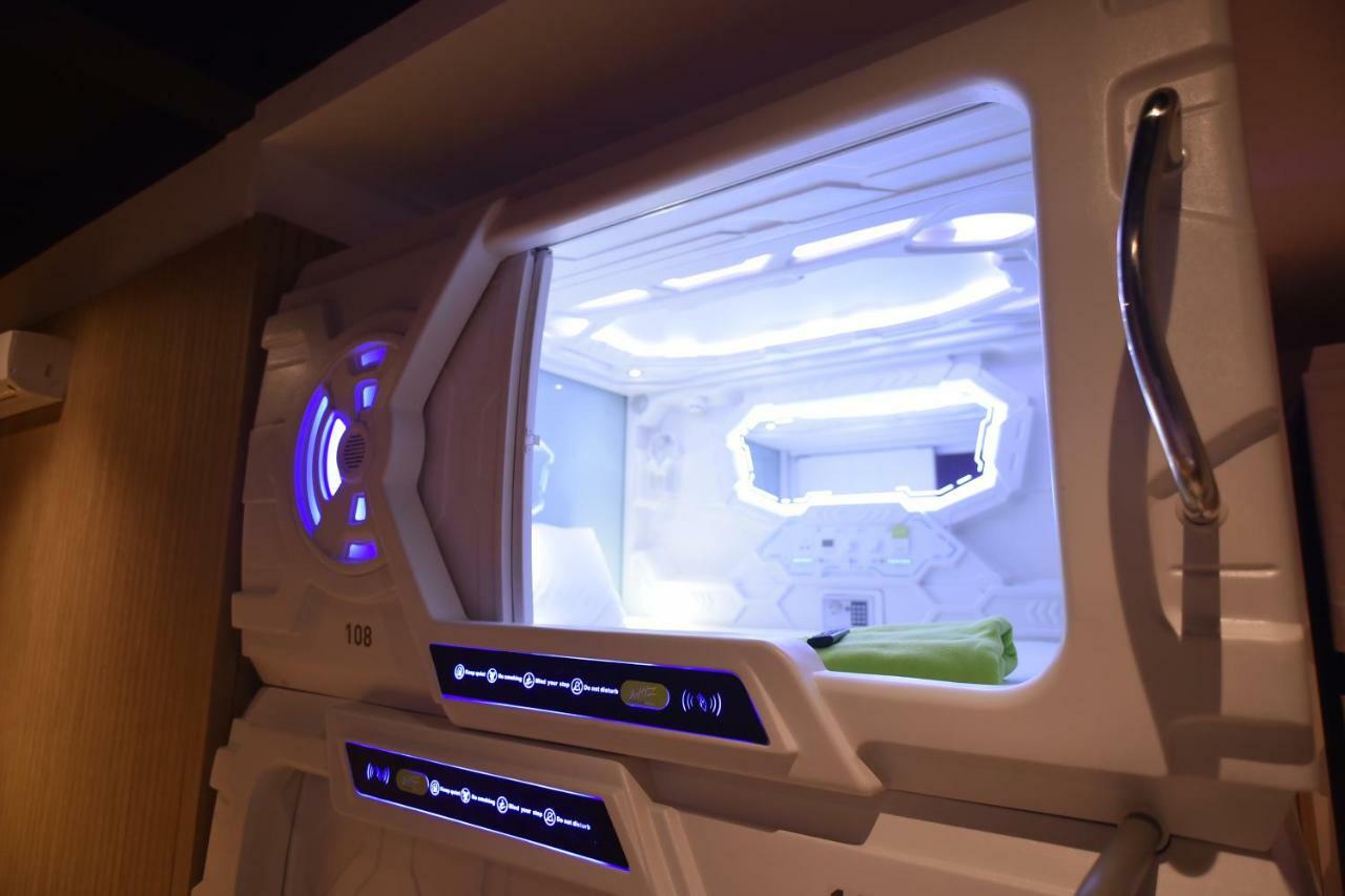 Whiz Capsule Hotel Thamrin Jakarta Exterior foto